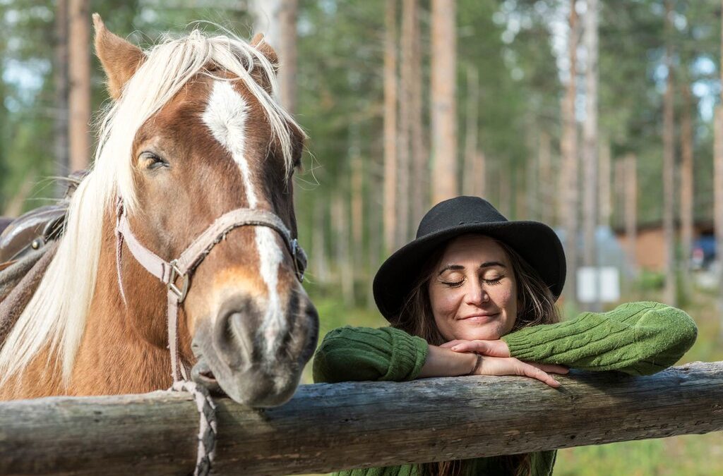 What should I wear for horse riding in Lapland’s cooling autumn weather?